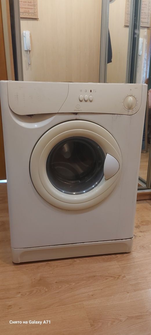 Продам стиральную машину indesit