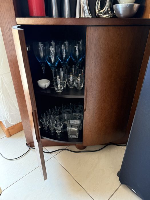 Podswietlana komoda narozna ze szklanymi polkami i szafka