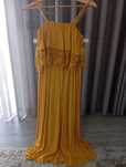 Vestido amarelo comprido com detalhe em renda