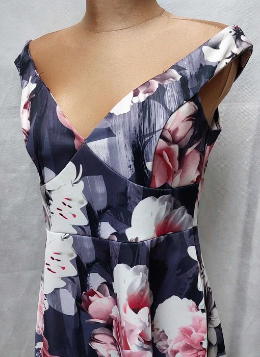 Wizytowa sukienka kwiaty dłuższy tył 16/44 Quiz