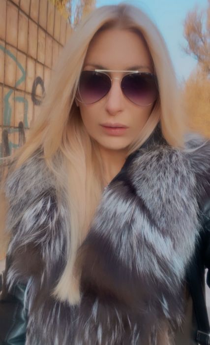 Шкіряна куртка з хутром чорнобурки