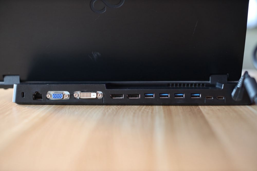 Fujitsu E5510 + Win11 + stacja dokujaca + 2x ładowarka
