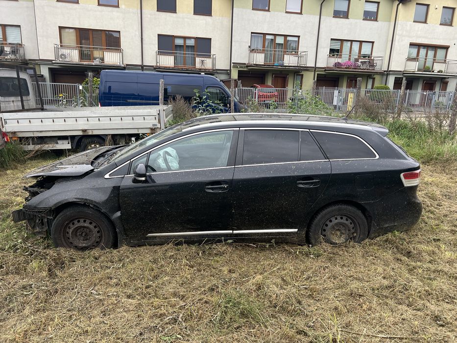 Toyota Avensis 2010r 2.0 d4d diesel_Kombi_Skory_Uszkodzony przod_