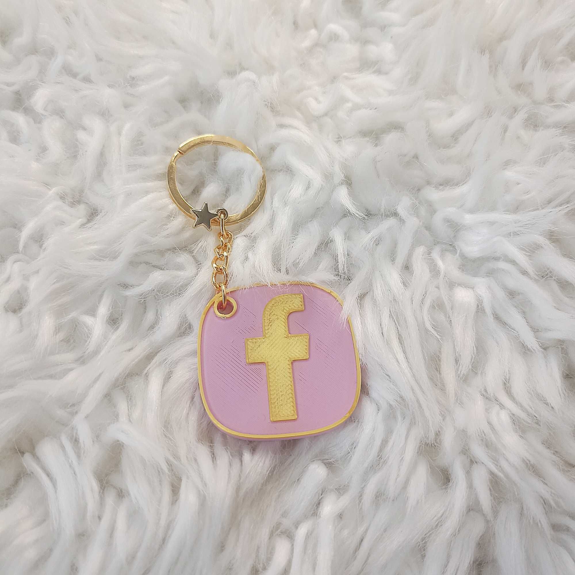 Brelok FB Facebook z NFC różowo-złoty zabezpieczony żywicą