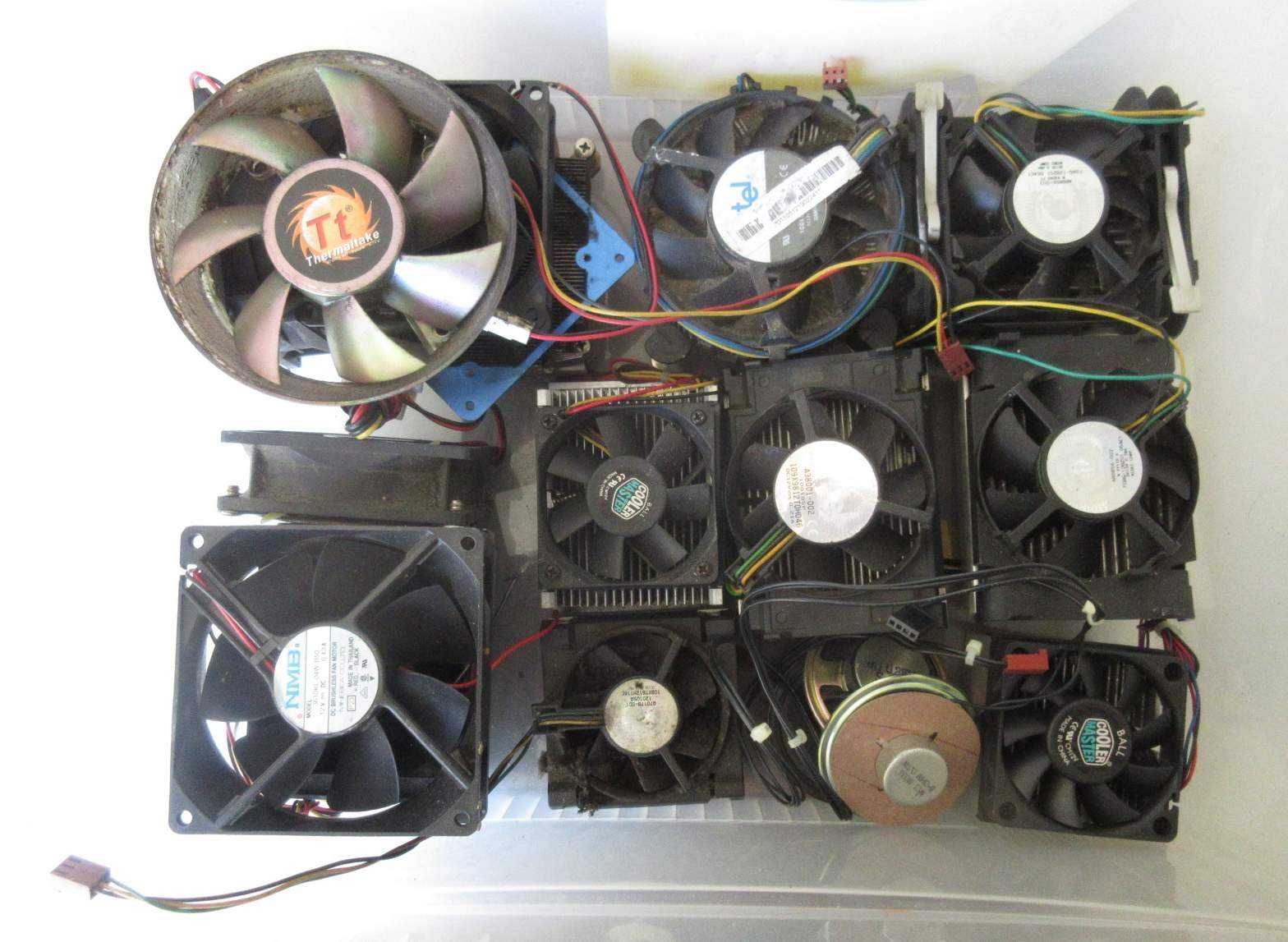 Vários coolers / ventoinhas e algumas colunas de som