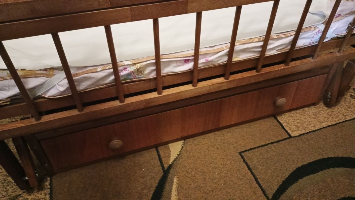 Дитяче ліжечко для немовлят з маятником, матрасиком, шухлядою