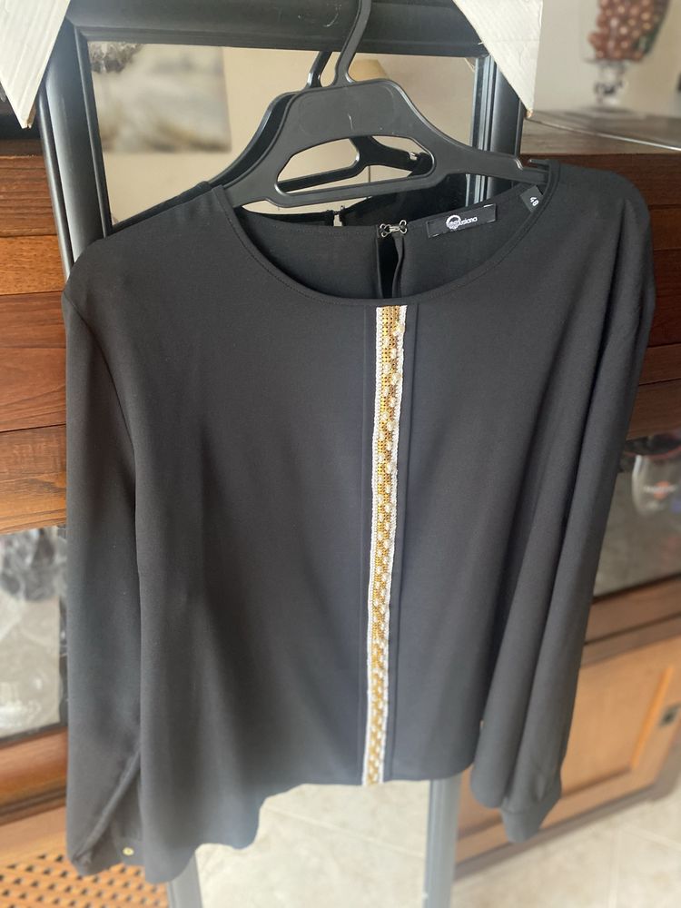 Blusa preta com perolas