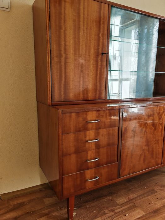 Kredens na połysk PRL