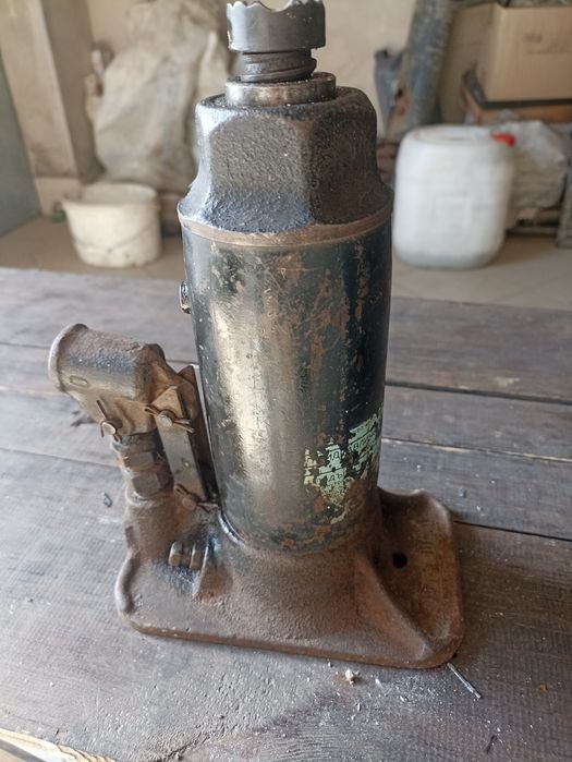 Продам домкрат 5 тонн