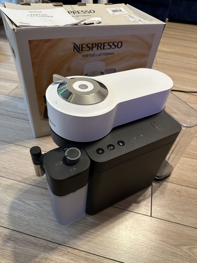 Ekspres DeLonghi Vertuo Lattissima