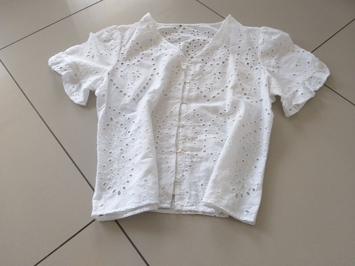 Biała bluzka azurowa zapinana na guziki