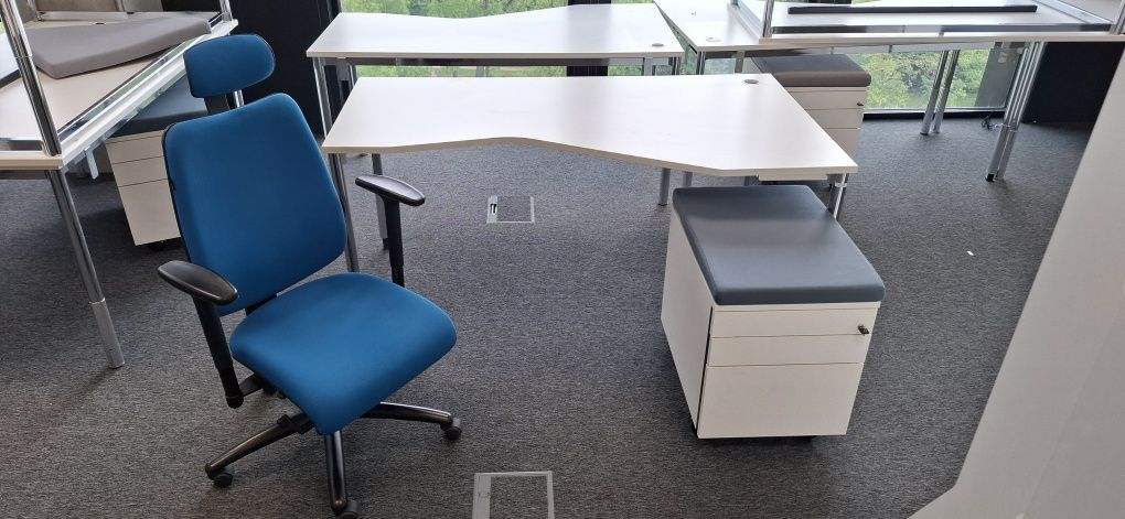 Zestaw fotel obrotowy, biurko ergonomiczne i kontenerek