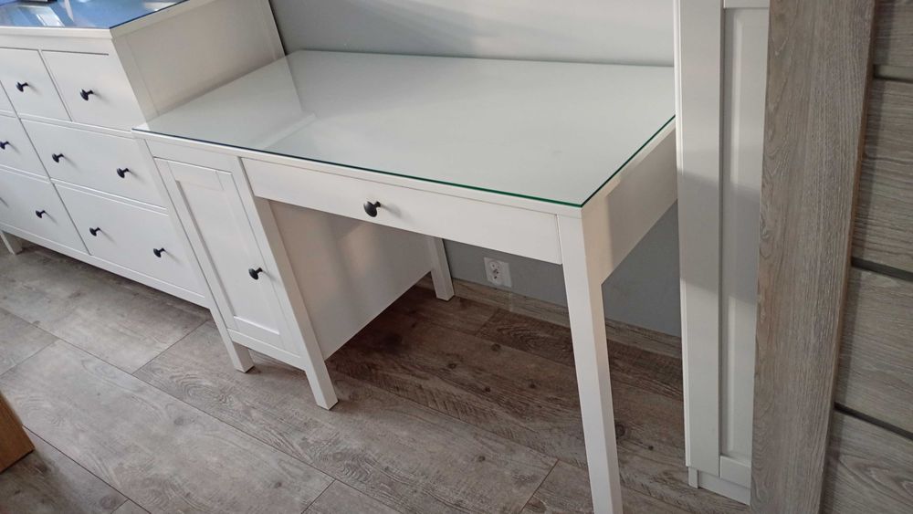 Biurko IKEA Hemnes białe szkło półka Zestaw