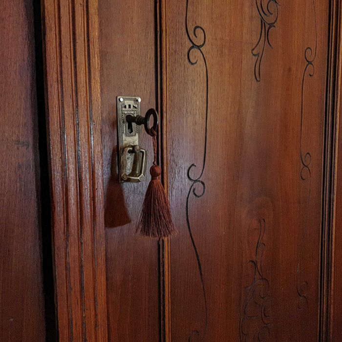 Dwie rustykalne szafy z lat 20. XX wieku - mahoń rzeźbione ornamenty