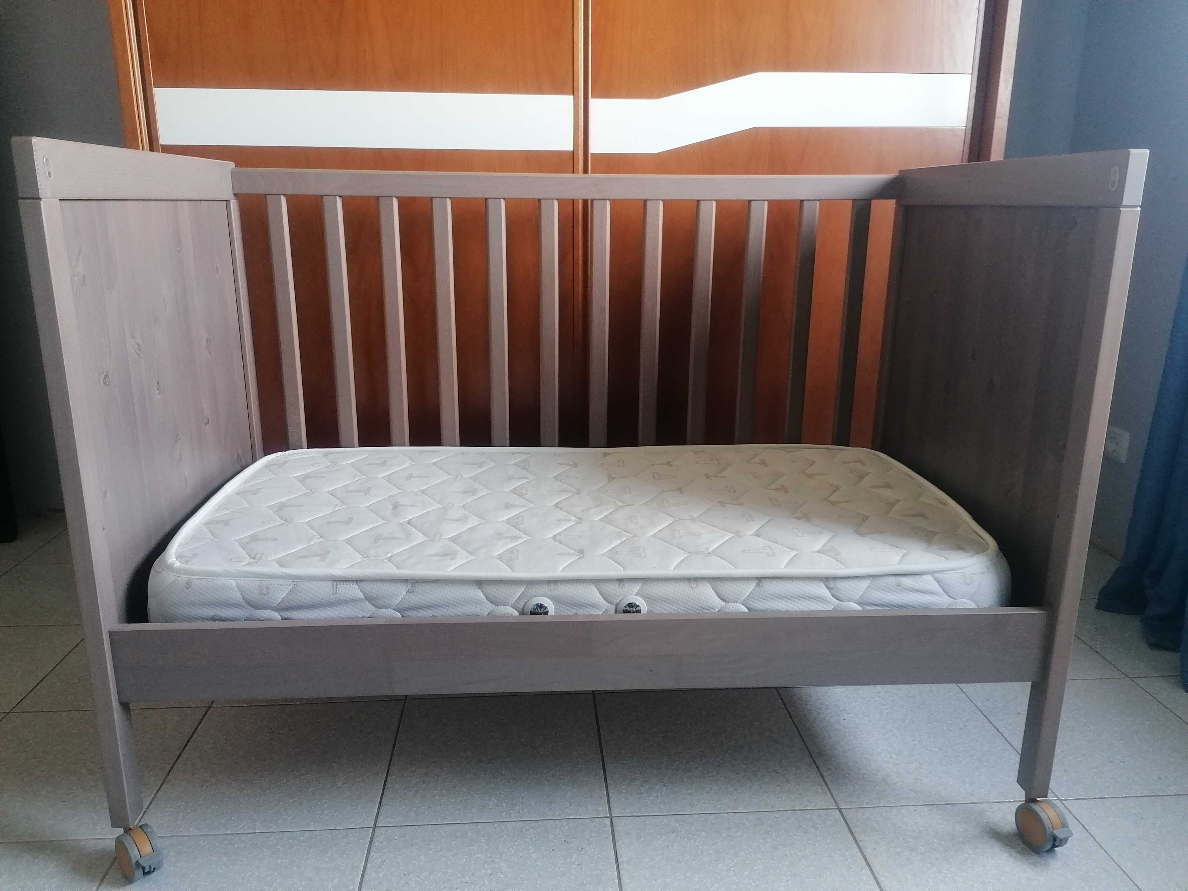 Cama de bebé com colchão e proteção