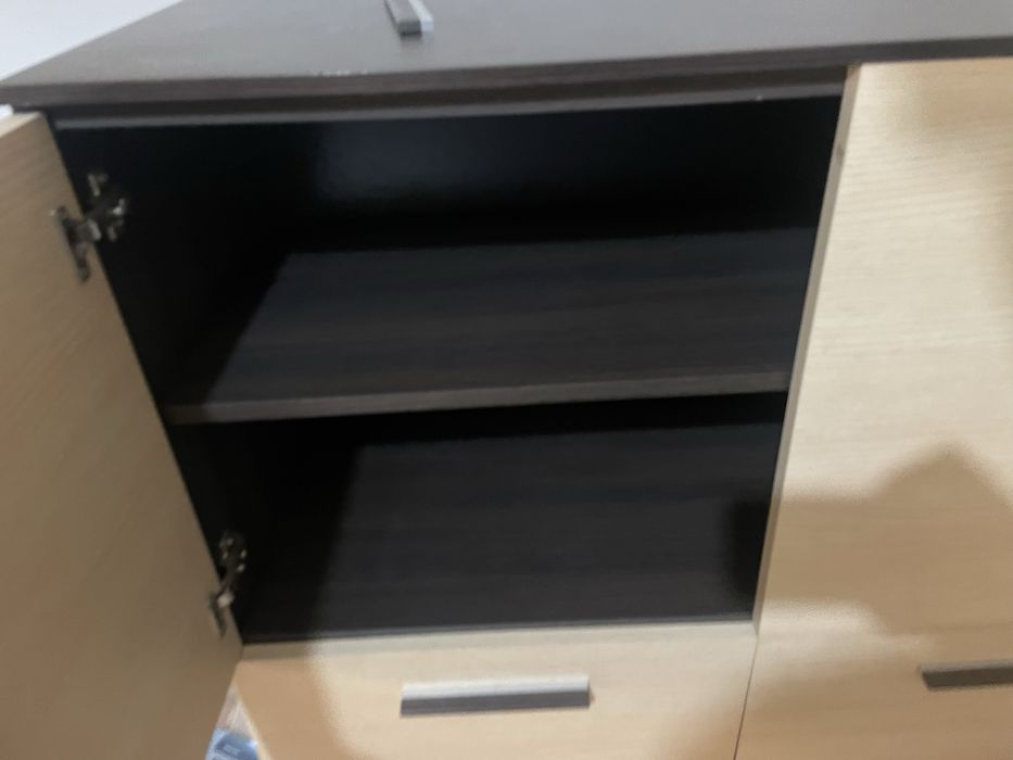 Oddam szafkę z półkami