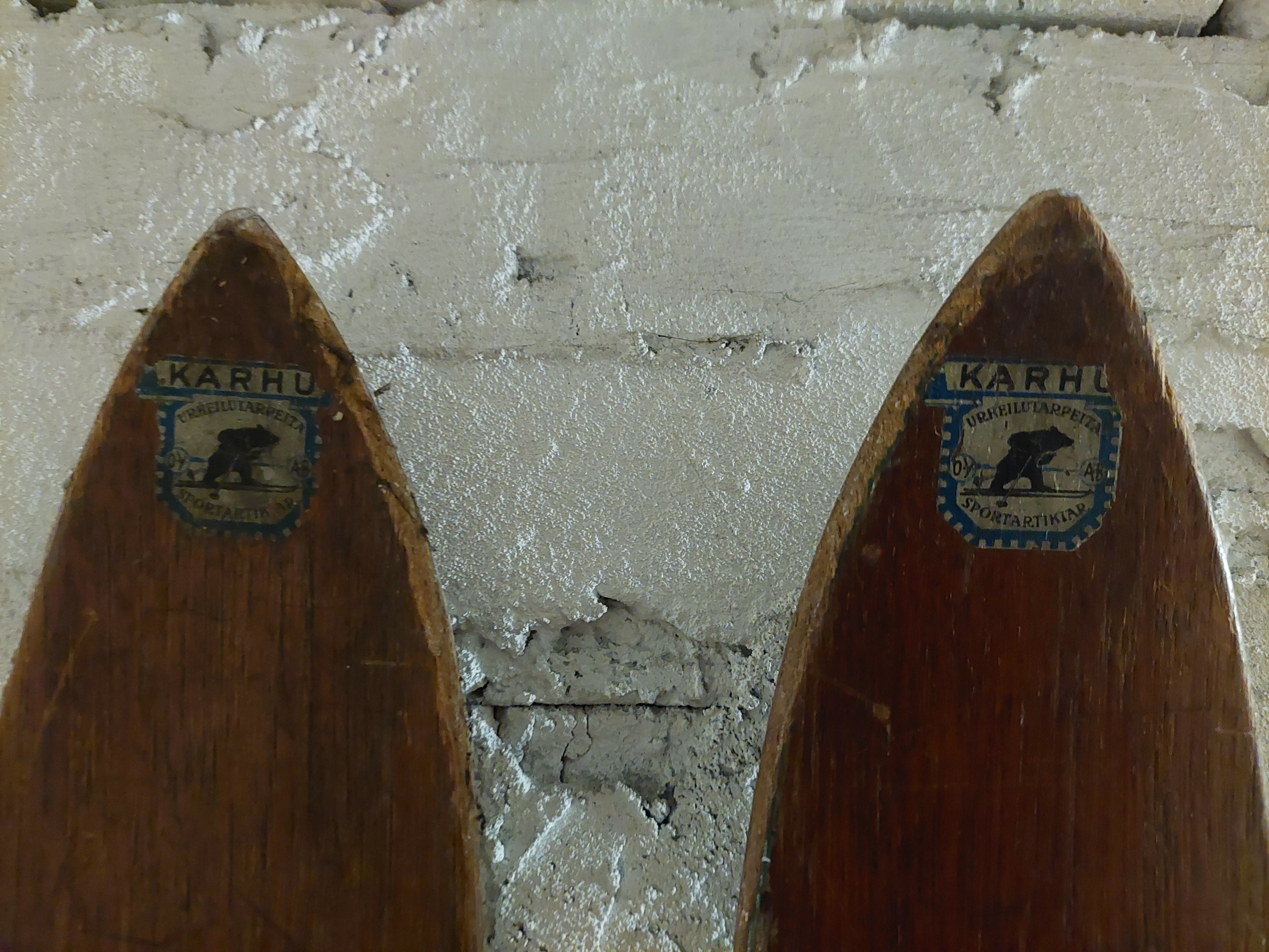 Zabytkowe narty firmy Karhu 210 cm wraz z kijkami