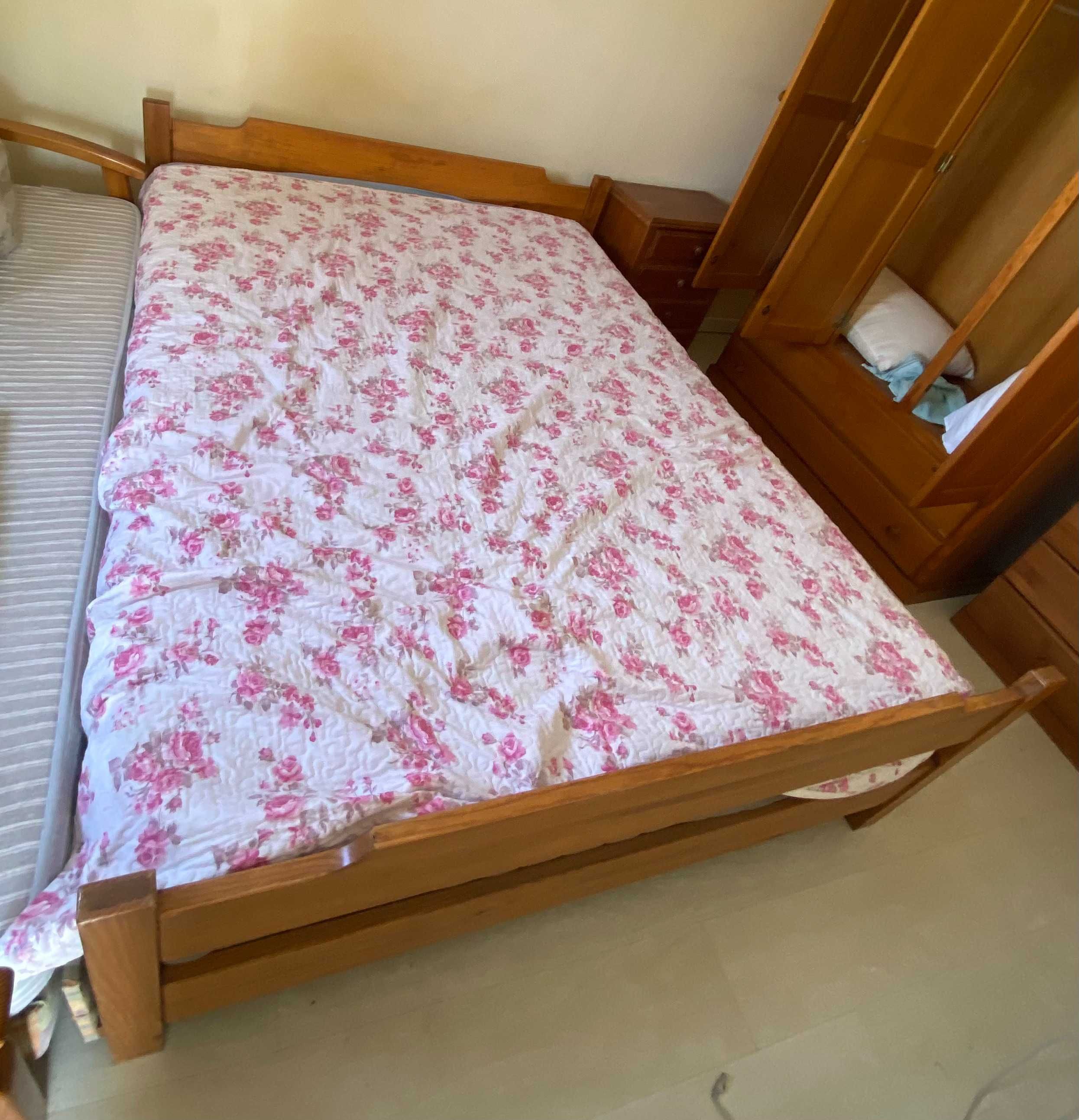 Móveis para quarto - Cama casal + colchão / Comoda / Mesa de cabeceira