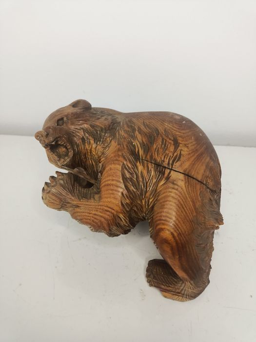 Drewniana rzeźba niedźwiedzia