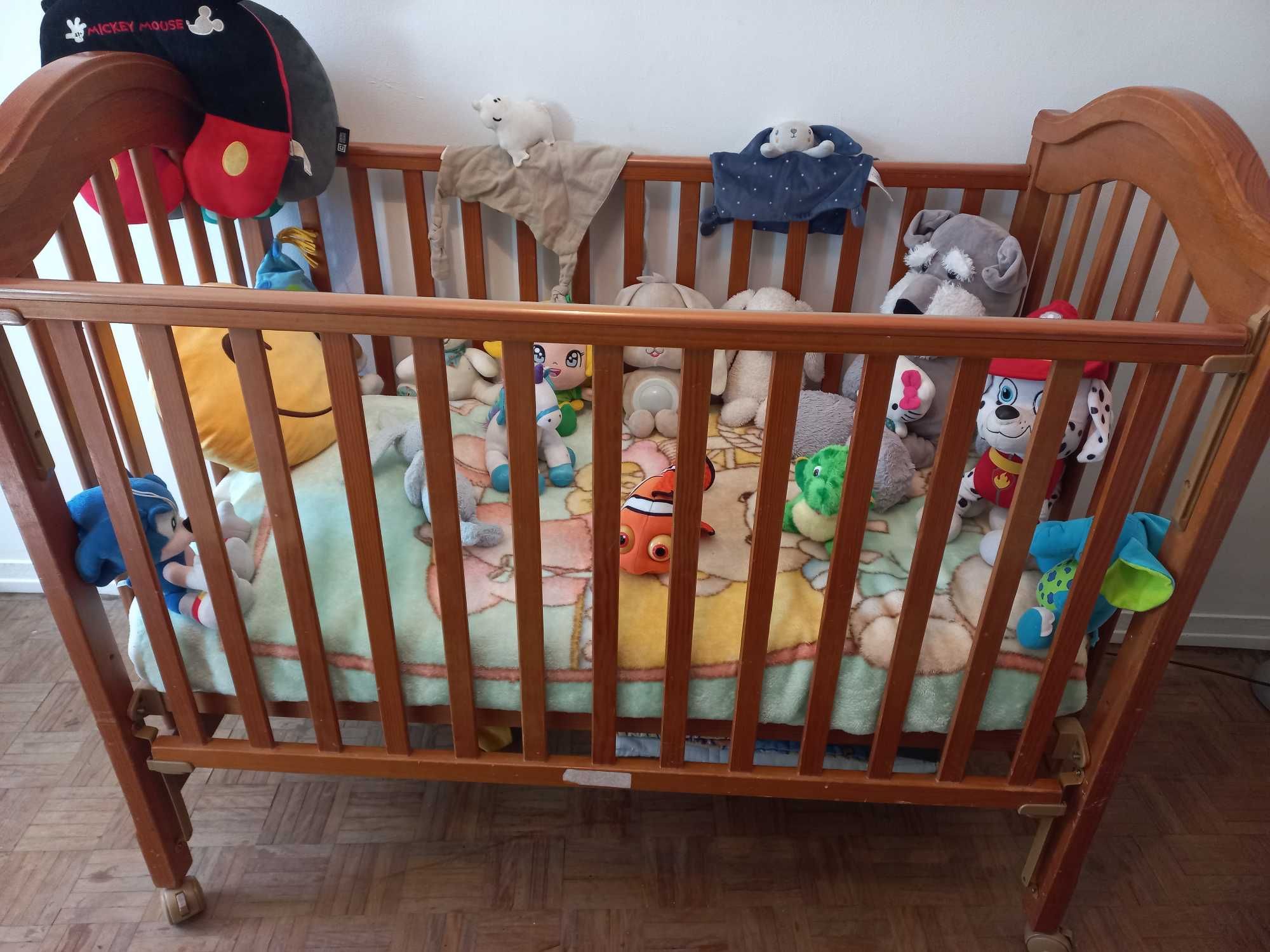 Cama/berço de bebé c/ colchão + 3 conjuntos de lençóis