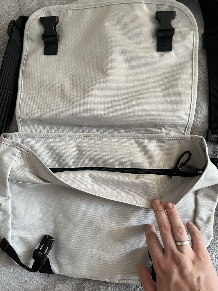 Сумка через плече світло-сірого кольору Eastpak.