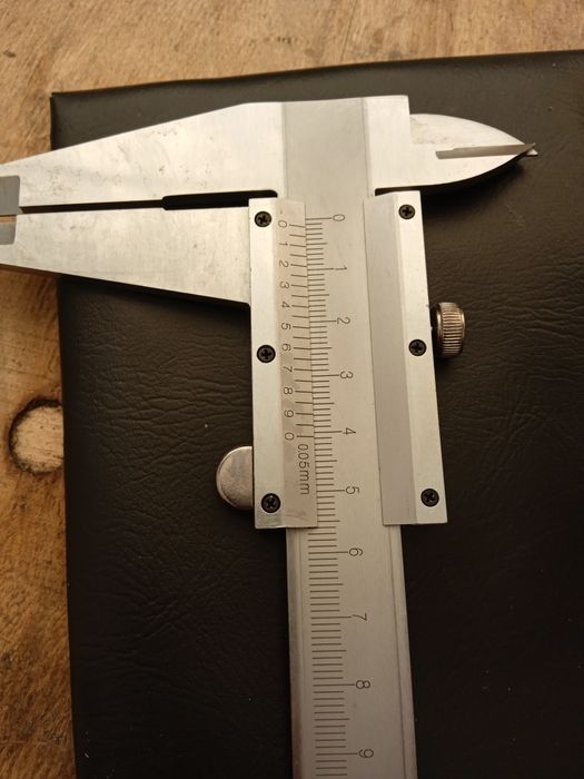 Штангенциркуль 250мм,300мм типа колумбик(0,05мм)С глубиномером.Три в о