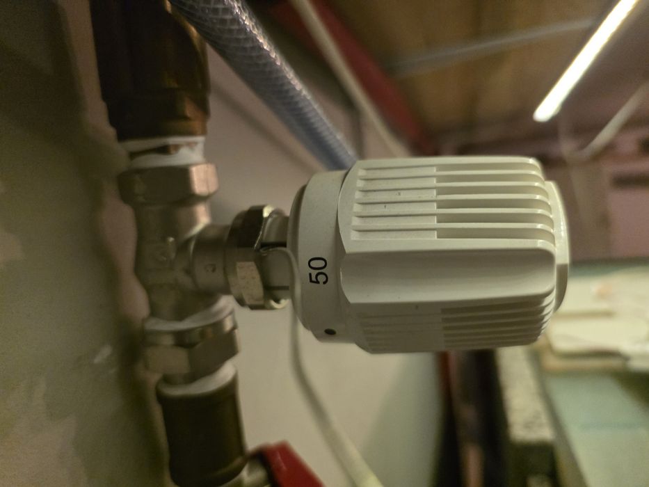 Zawór i głowica termostatyczna herz 20-50st z kapilarą.