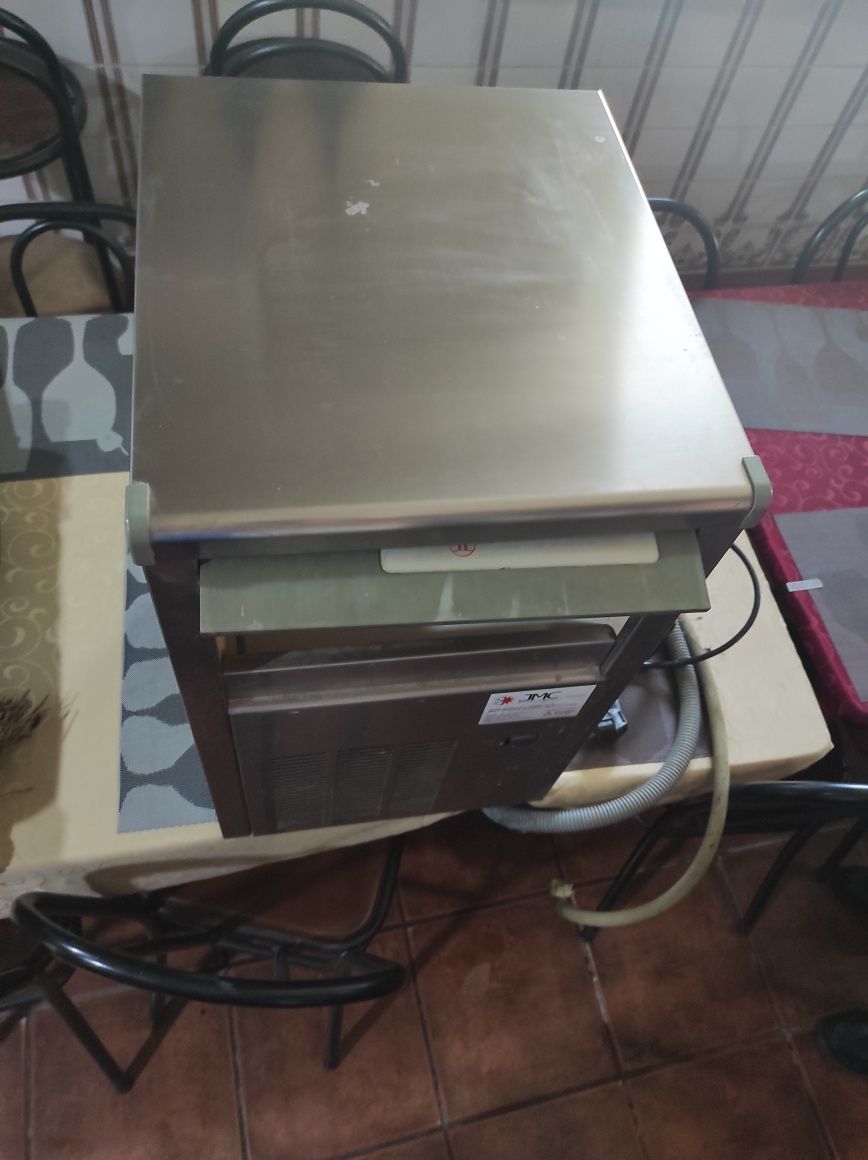 Máquina de fazer gelo AZKOYEN