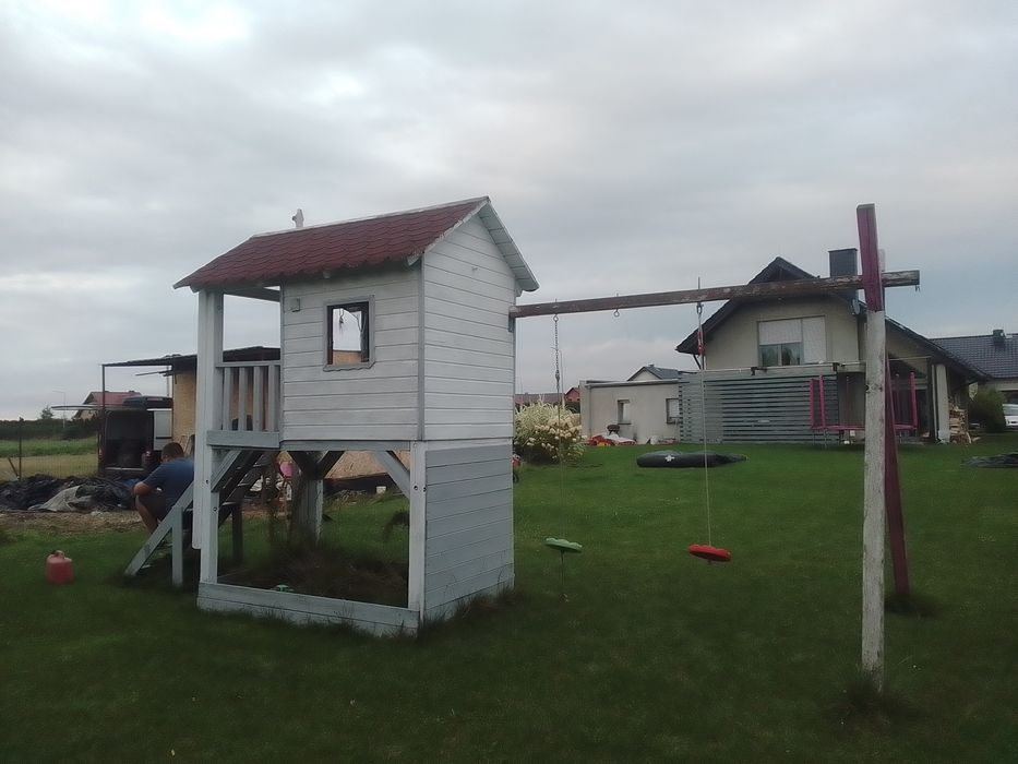 Domek ogrodowy dla dzieci, piaskownica, plac zabaw i huśtawka