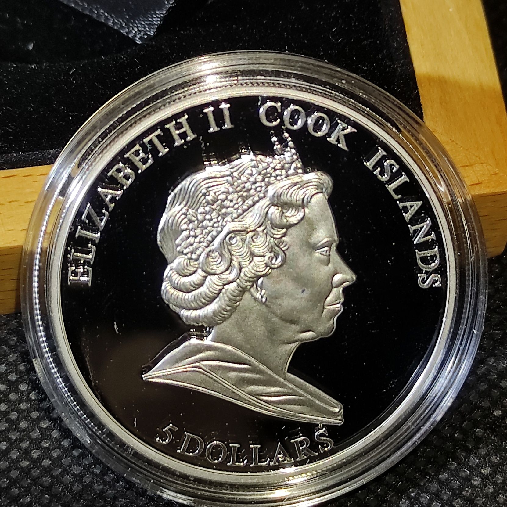 Серебряная монета милая кума 5 долларов 2010 Острова Кука 31,1 грамм