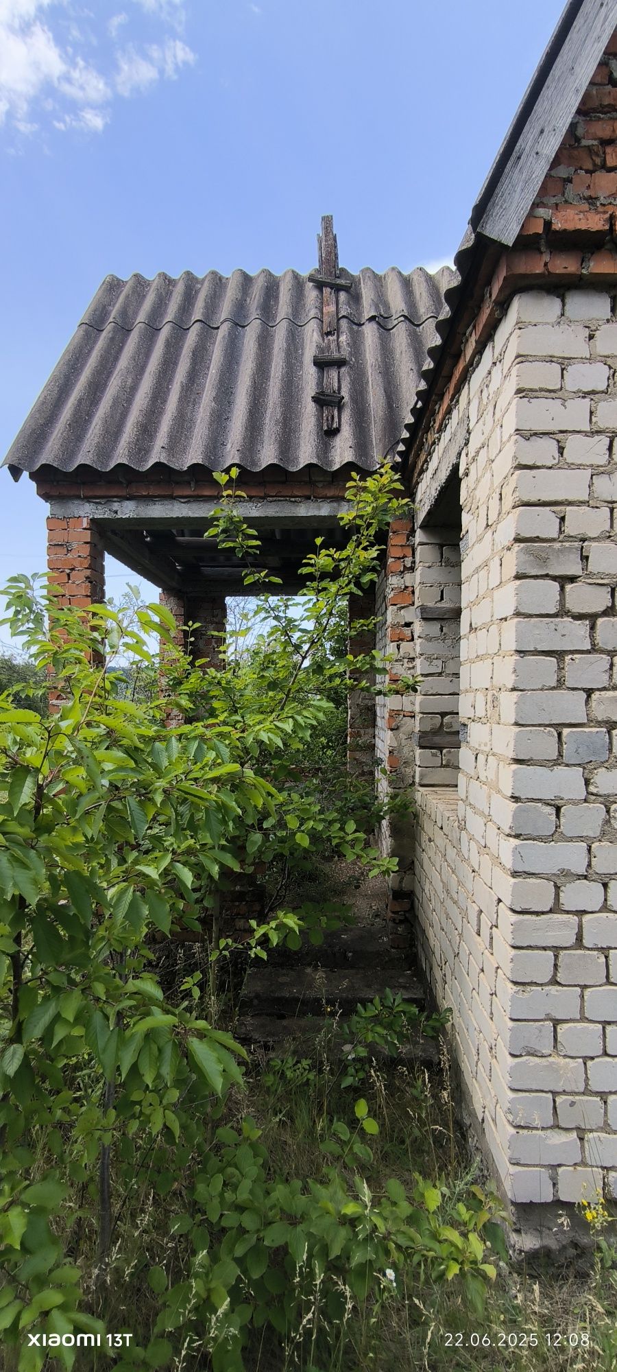 Земельна ділянка з недобудованим будинком