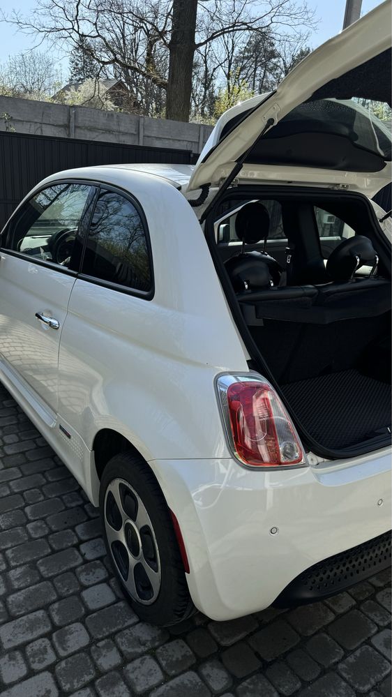 Продам білий Fiat 500E