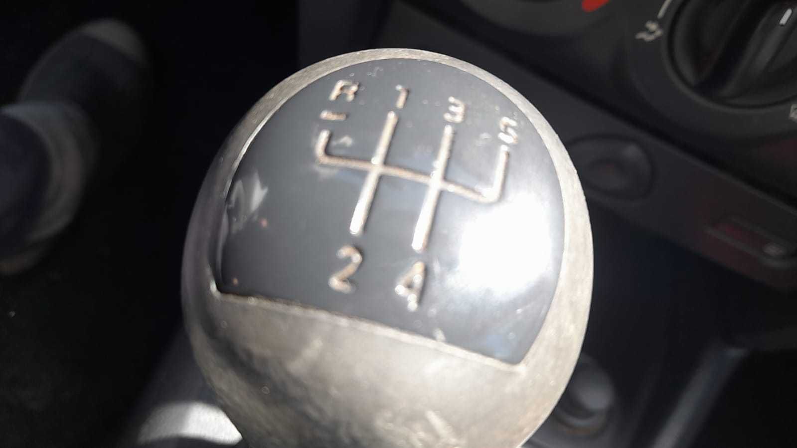 Renault Clio com motor avariado