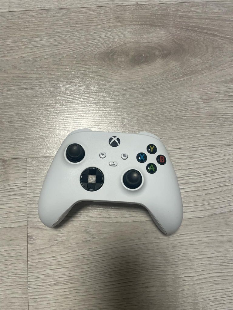 Xbox Series S ( 512g pamięci ) + PAD biały+ gta V ( na Xbox)