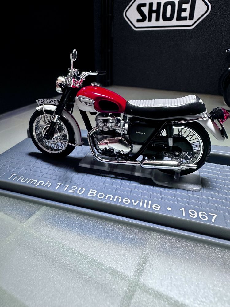 Miniatura Triumph T120 Bonneville de 1967 Escala 1/24 made by IXO