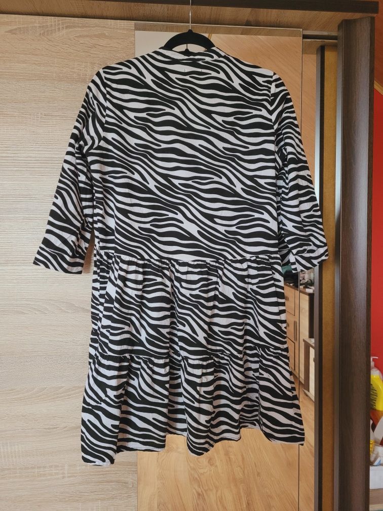 Sukienka wzorzysta zebra czarna biała reserved M 38 falbany ciążowa