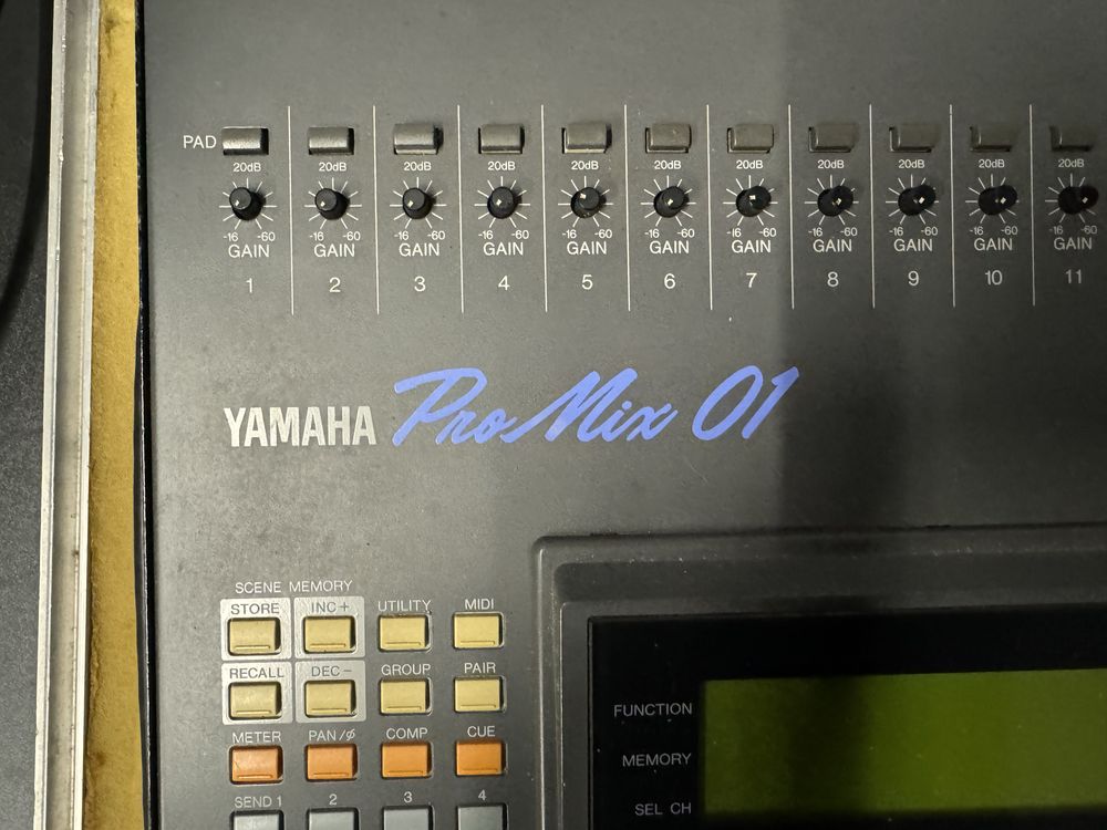 Mesa mistura digital yamaha promix 01 com flightcase
