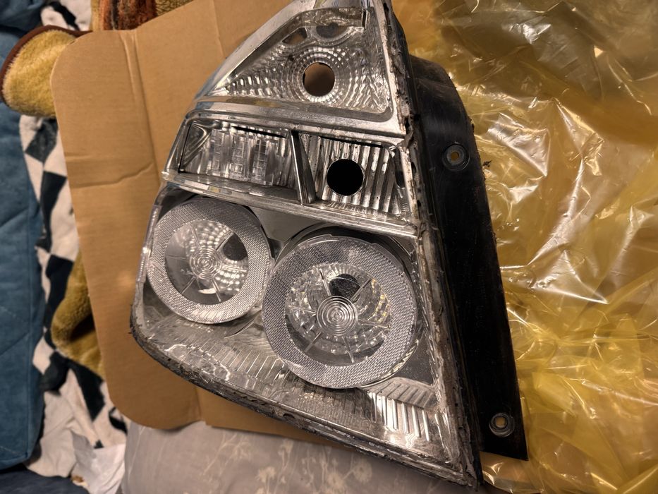 Продам 2 фары задние(правая, левая с дефектом)