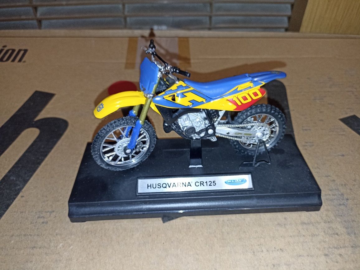 Model motocykla crosowego Husqvarna CR 125 w skali 1:18