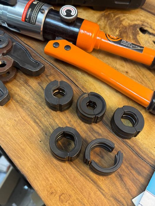 Гідравлічний інструмент для обтискання кабелів