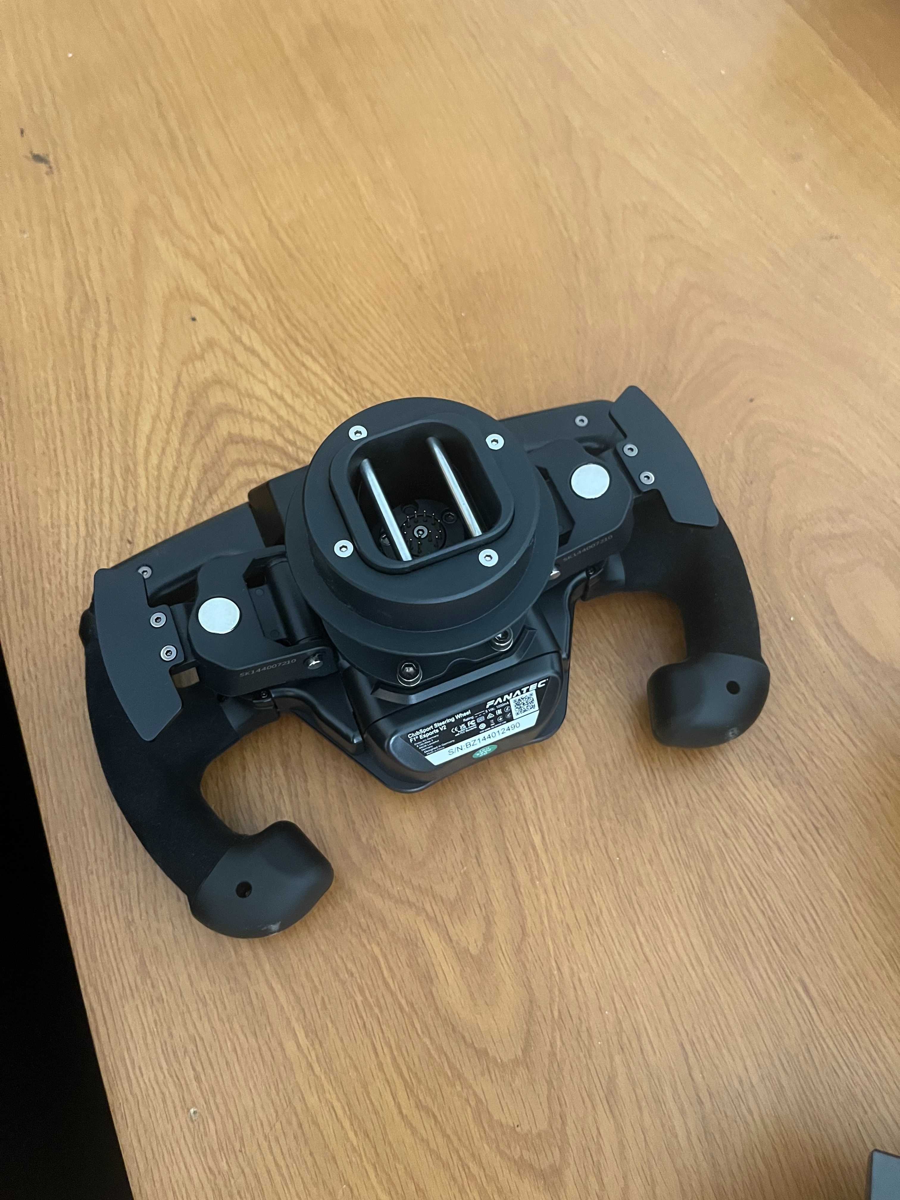 Conjunto Fanatec , volante f1 , base 5 nM e pedais como novo