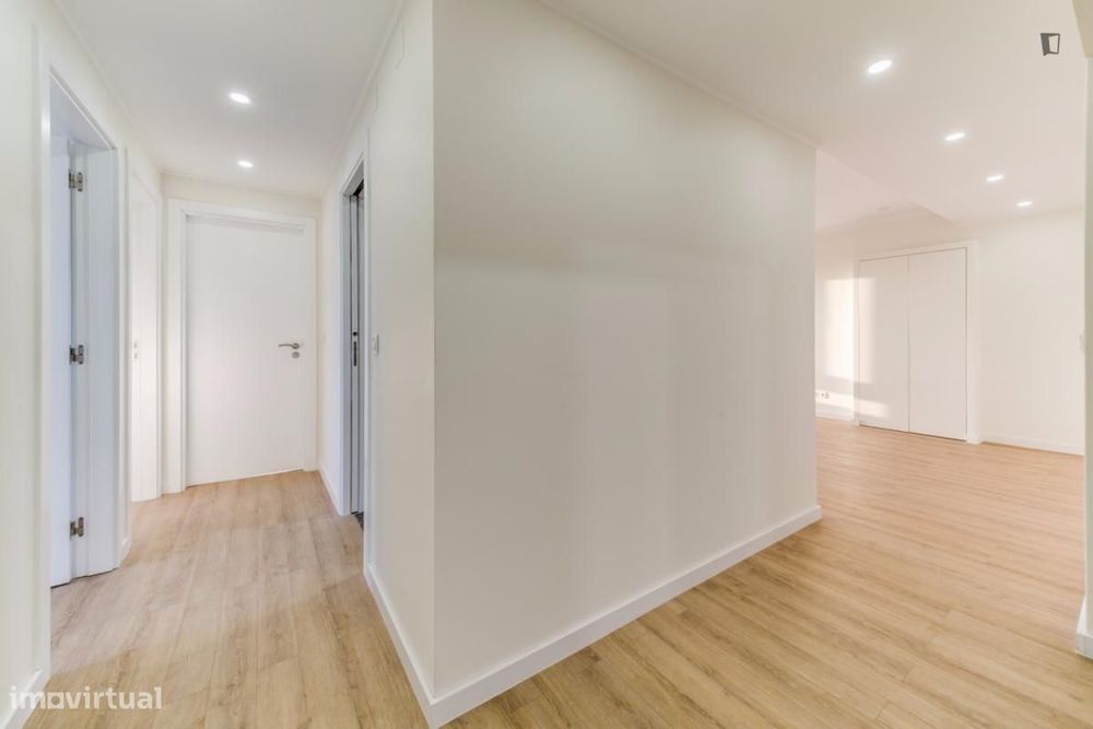 Quarto - localizado em Parque das Nações Lisbon