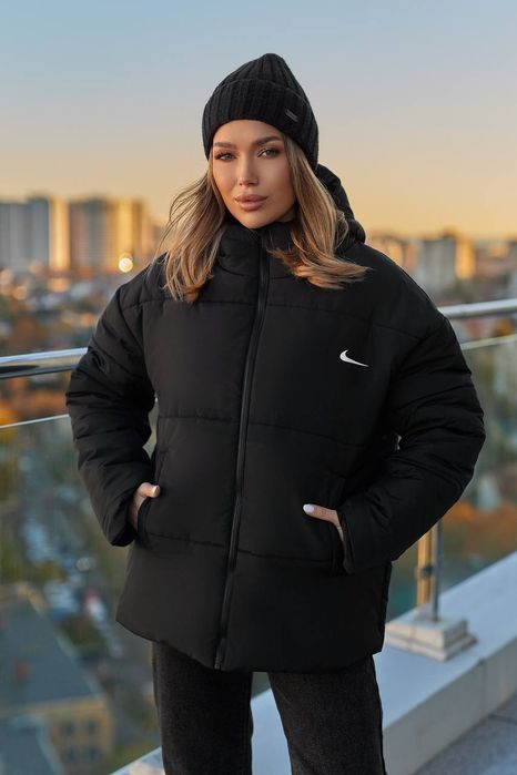Стильна жіноча куртка на синтепоні