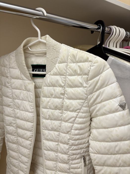 Куртка Guess с буквами які світяться у ночі