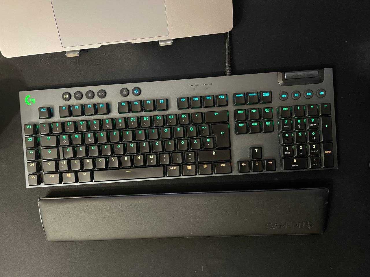Сетап для робочого столу Logitech клавіатура/килимок/підставка