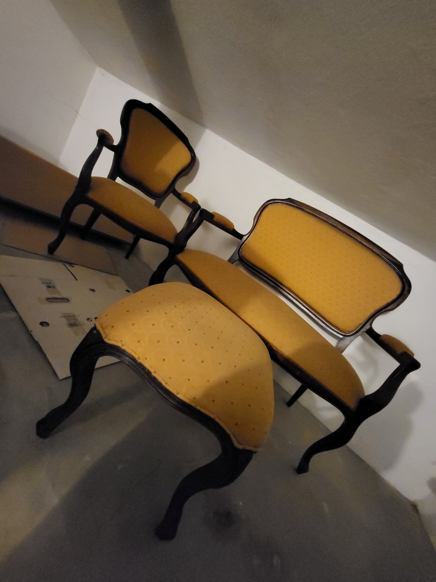 Conjunto de poltrona e cadeiras classicas