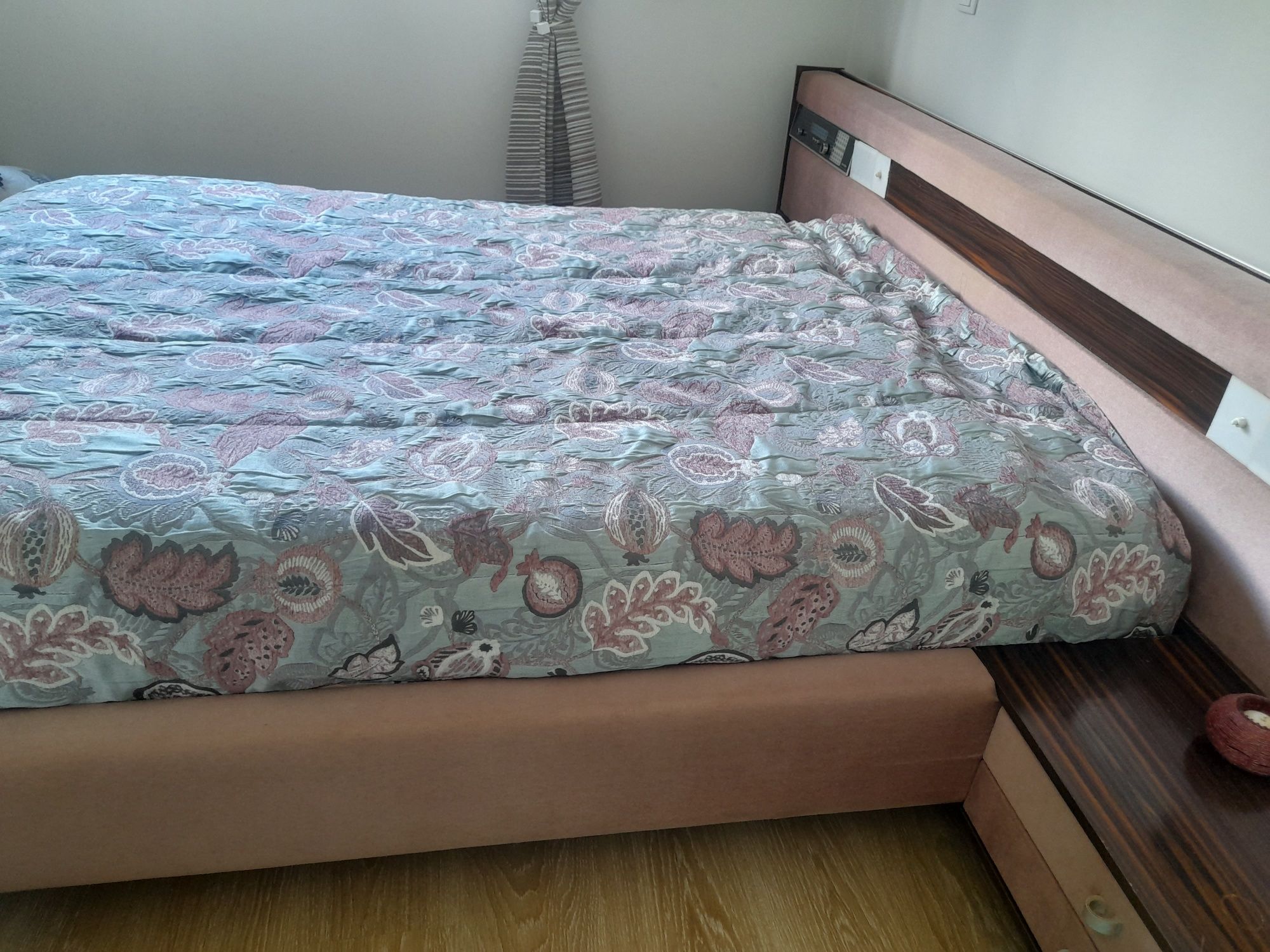 Cama casal com mesas de cabeceira
