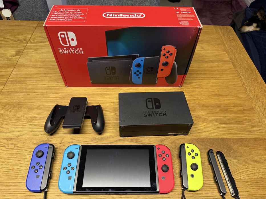 Konsola Nintendo Switch + 4xPADY + Grip + pokrowiec