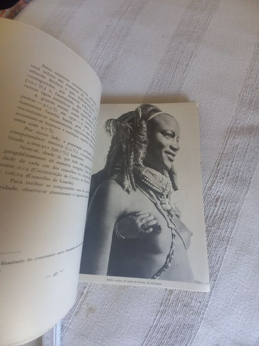 Livro antigo sobre Angola