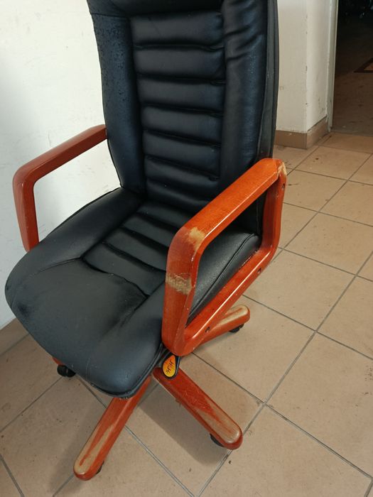 Krzesła gemingowe i antyk z PRL-u